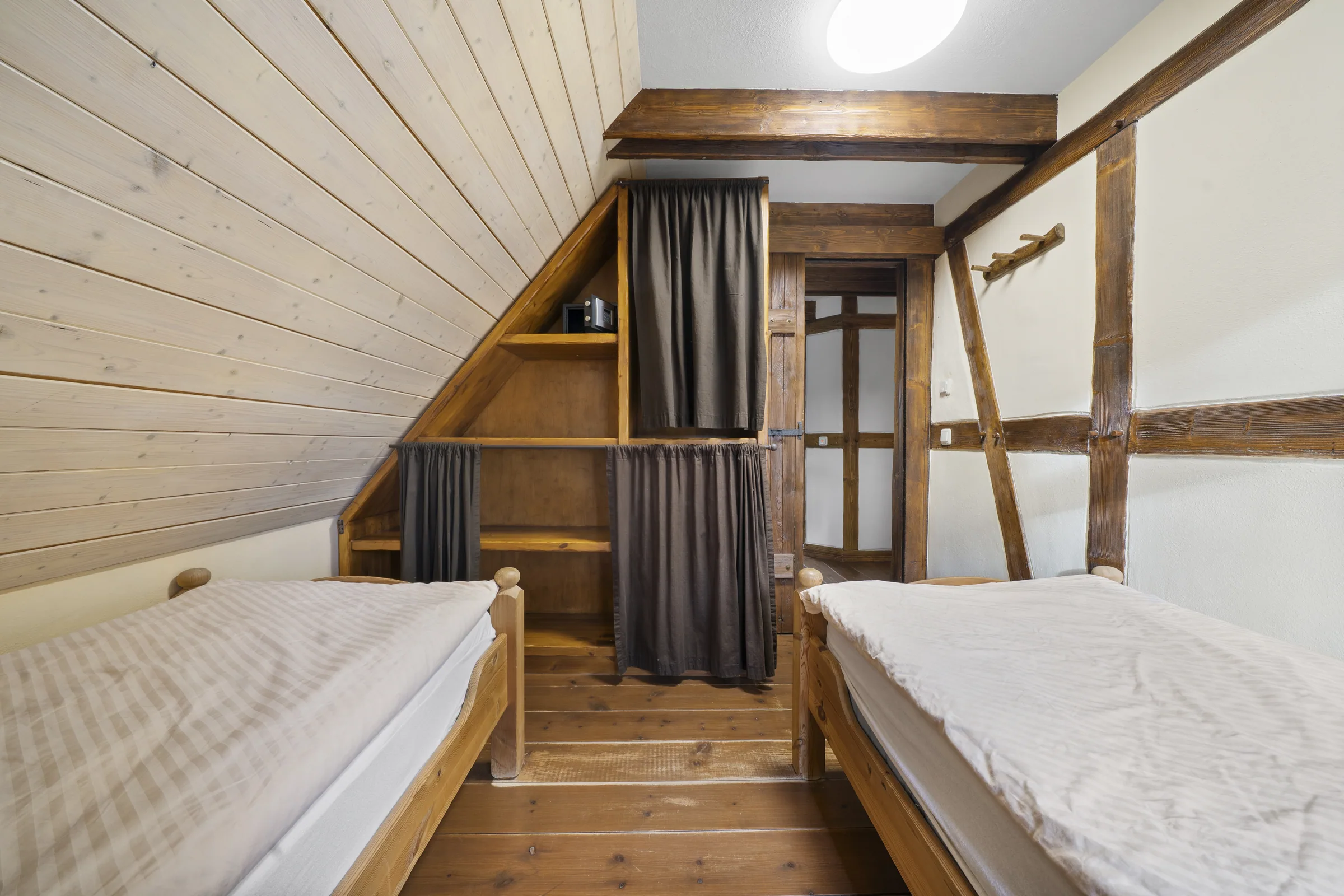 Schlafzimmer unter den Dachbalken des HaferLandHauses