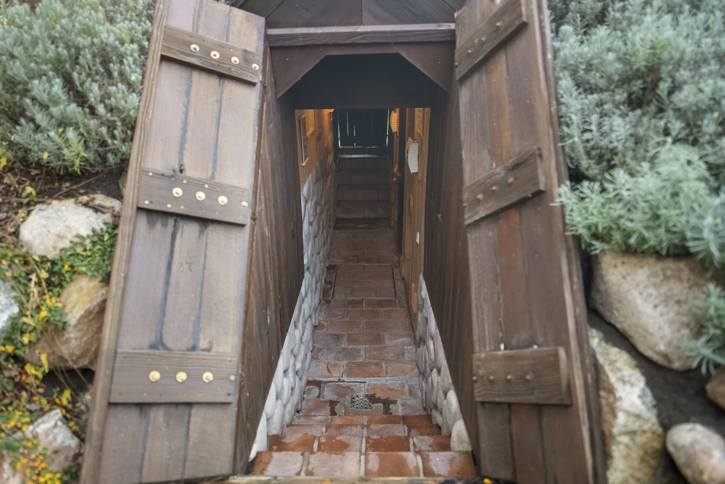 Die Holztuer der Erdsauna im Garten des HaferLandHauses