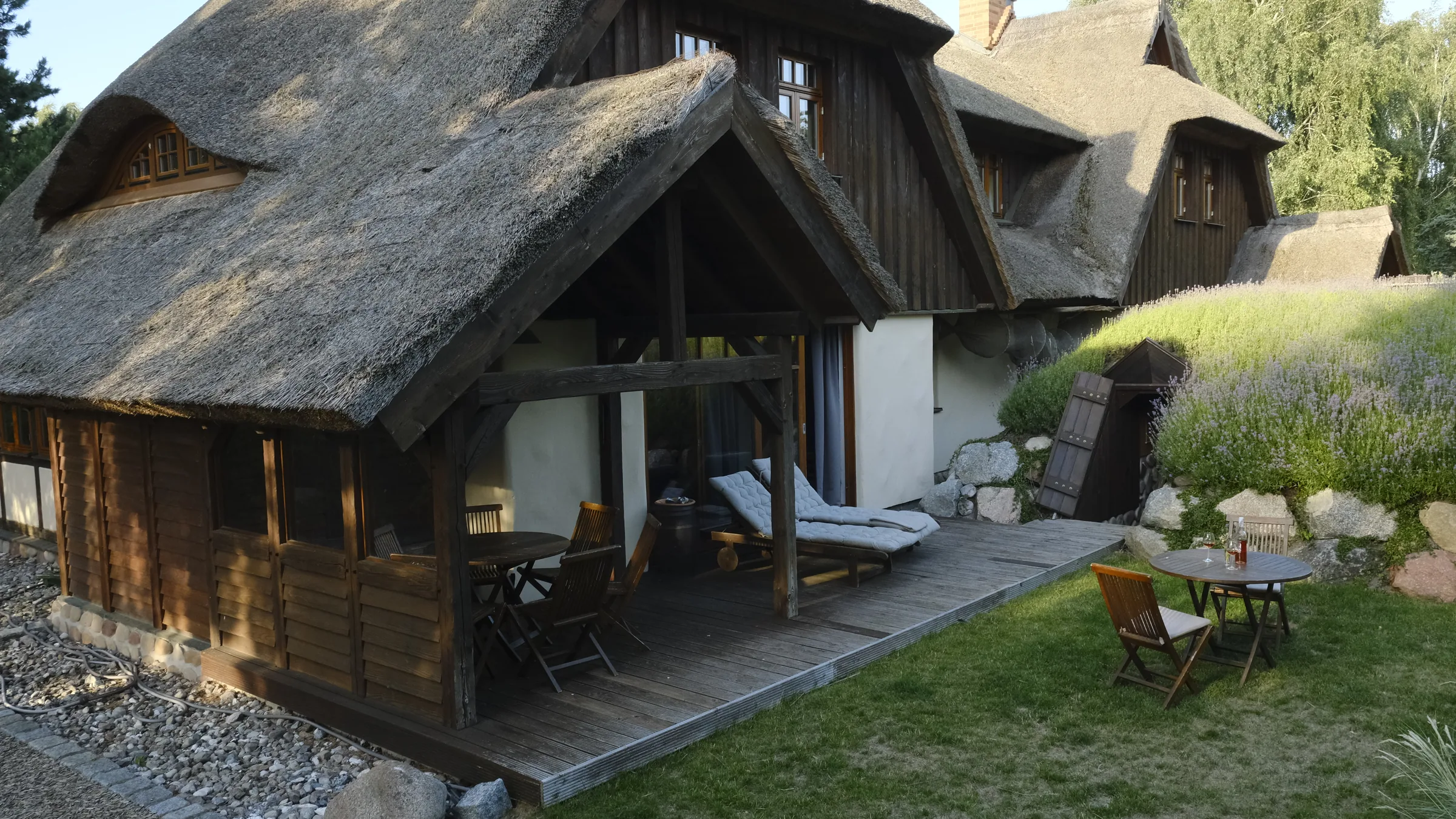 Die Terrasse des HaferLandHauses im Abendlicht mit bluehendem Lavendel