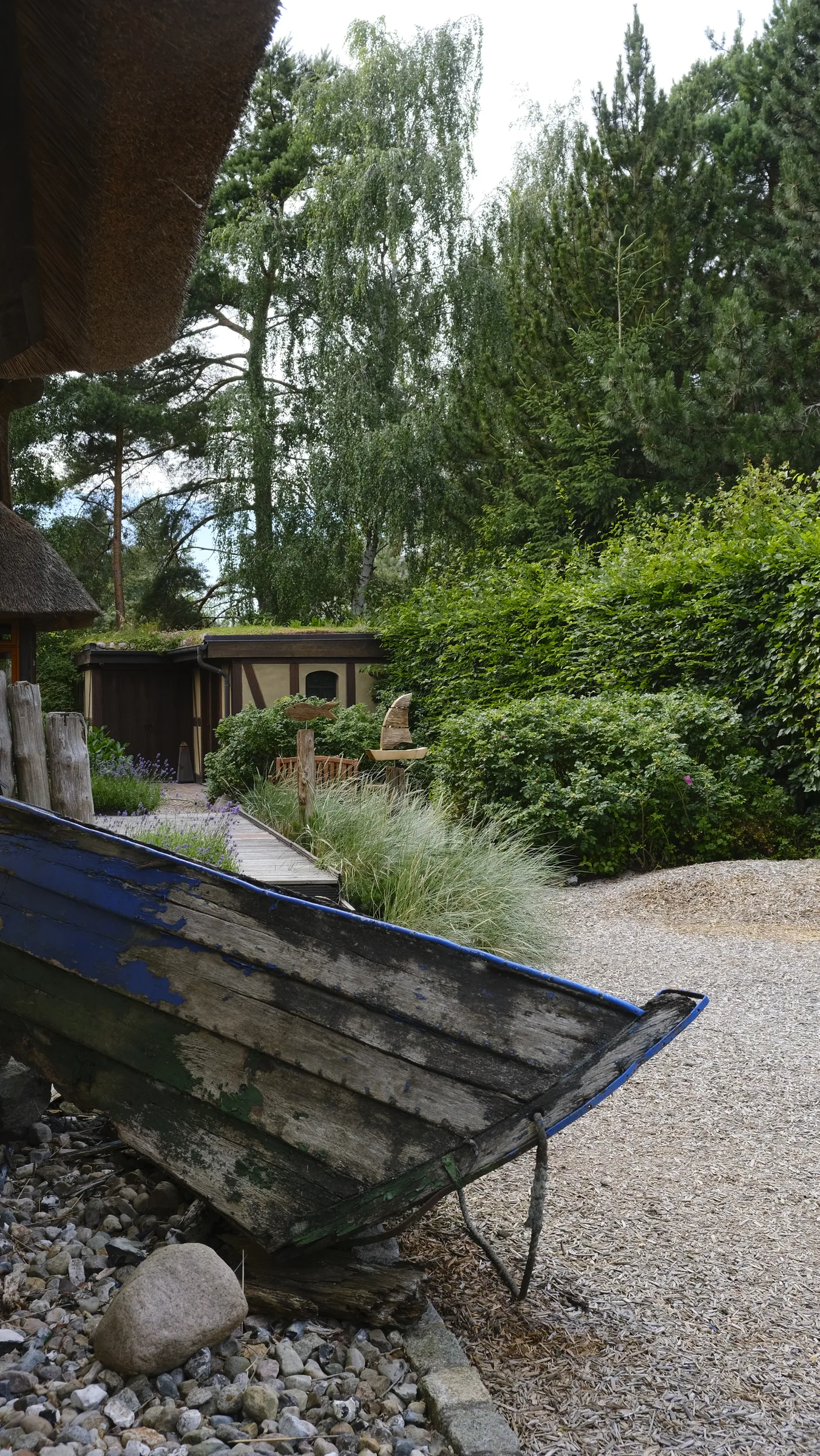 Ein altes Holzboot als Schmuckstueck im Garten des HaferLandHauses